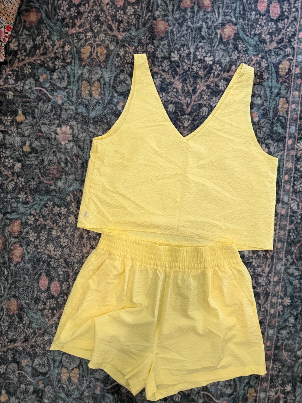 Vuori Villa Textured Cropped V Neck Tank Top & Shorts Sunlight Collection XL - Picture 2 of 7
